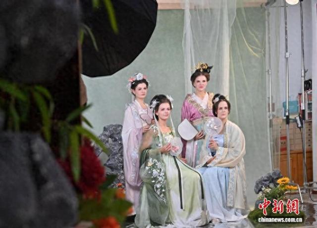 长春汉服体验馆走红,超百名外籍人士沉浸式体验传统文化 - 第1张 - 汉服颂 长春汉服体验馆走红,超百名外籍人士沉浸式体验传统文化 - 第1张