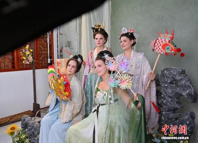 长春汉服体验馆走红,超百名外籍人士沉浸式体验传统文化 - 第5张 - 汉服颂 长春汉服体验馆走红,超百名外籍人士沉浸式体验传统文化 - 第5张