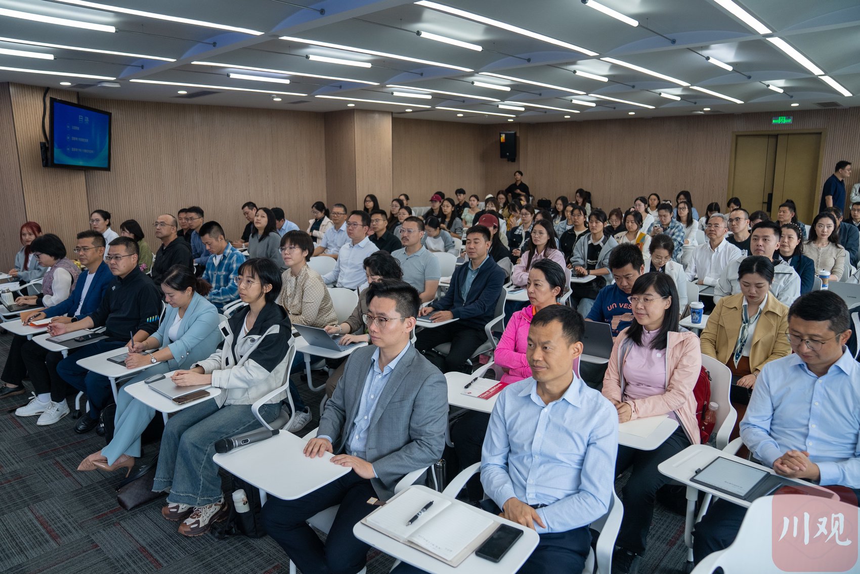 校园来了一帮大龄学生，他们是西南财大首届专博丨校园探新季