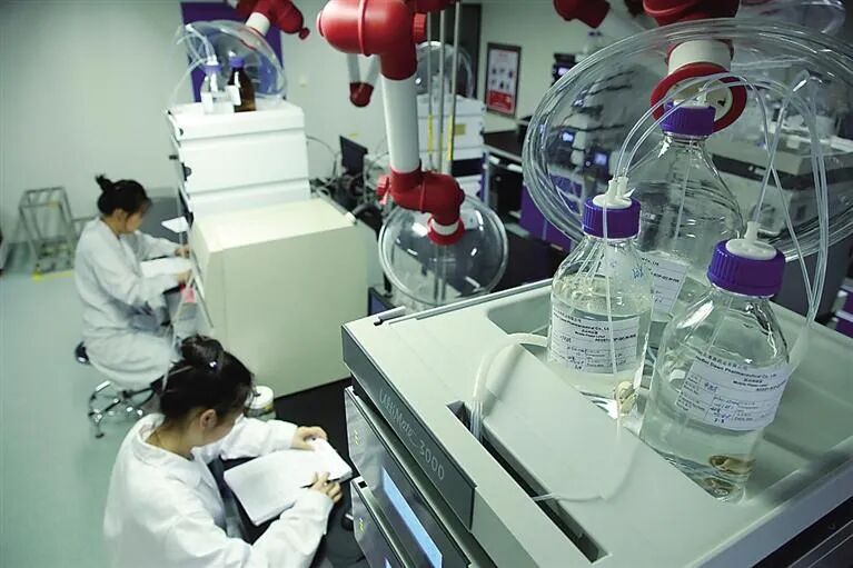 天成药业实验室内，工作人员进行产品检测。