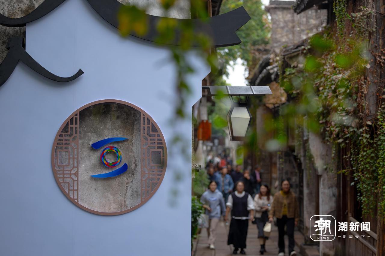 市民游客穿梭青砖巷弄间。记者 倪雁强 摄