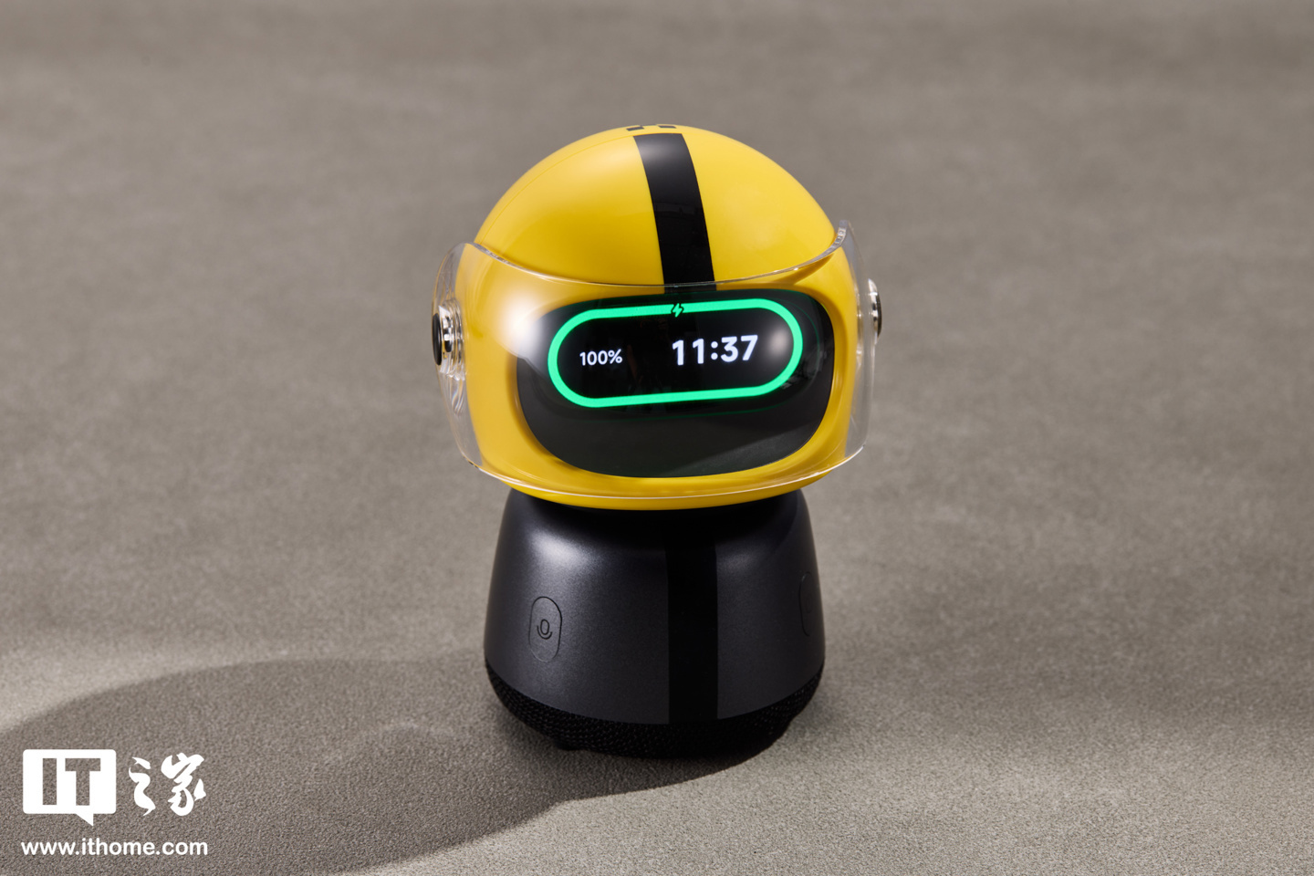 ▲ IT之家开箱：小米手环 10 / 多功能桌搭实拍