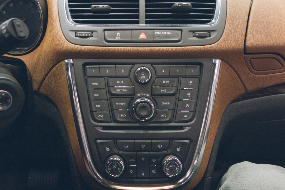 老燃油车的按键（已是布局较简单那一批）