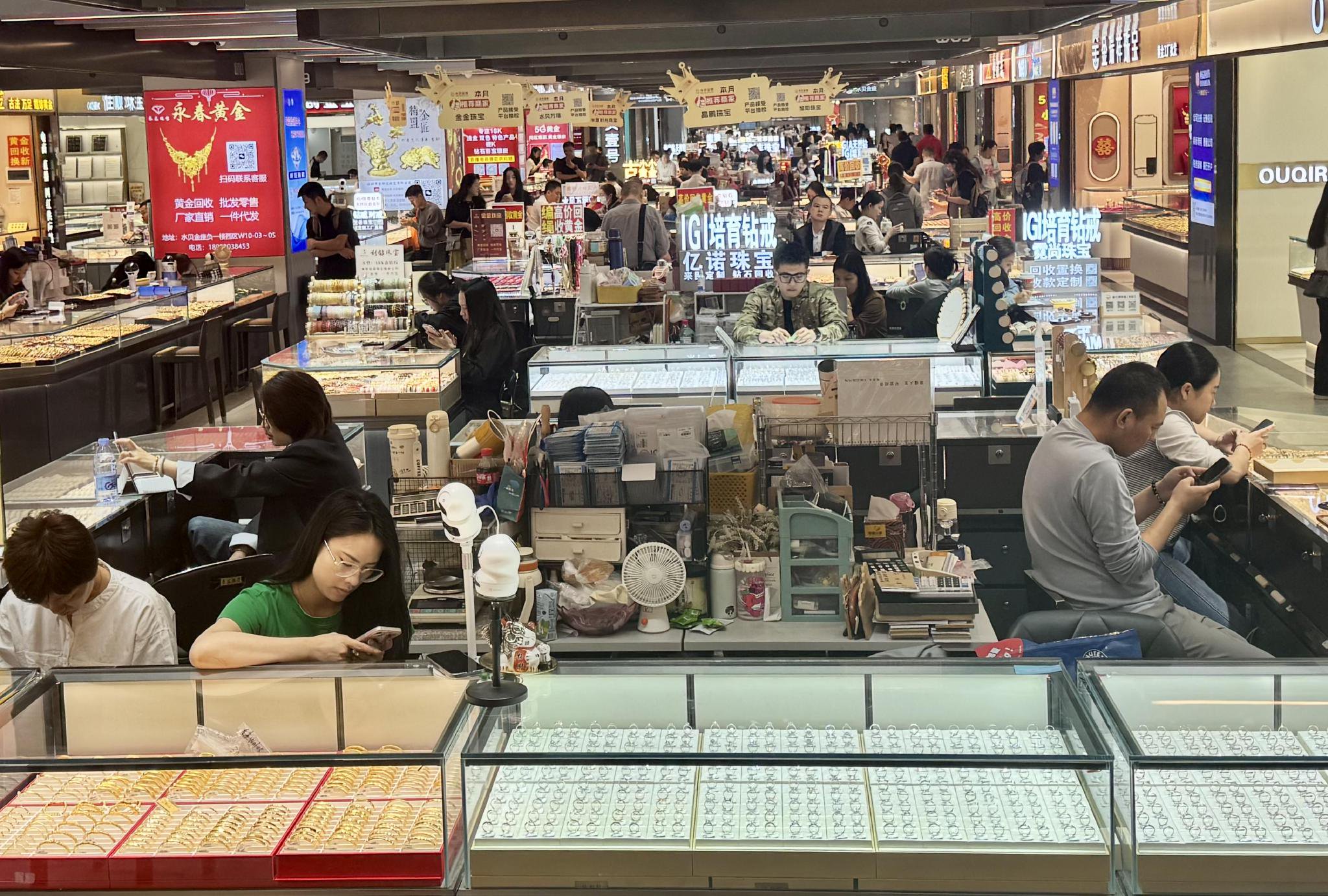 水贝金座负一层 图片来源：财联社记者/摄