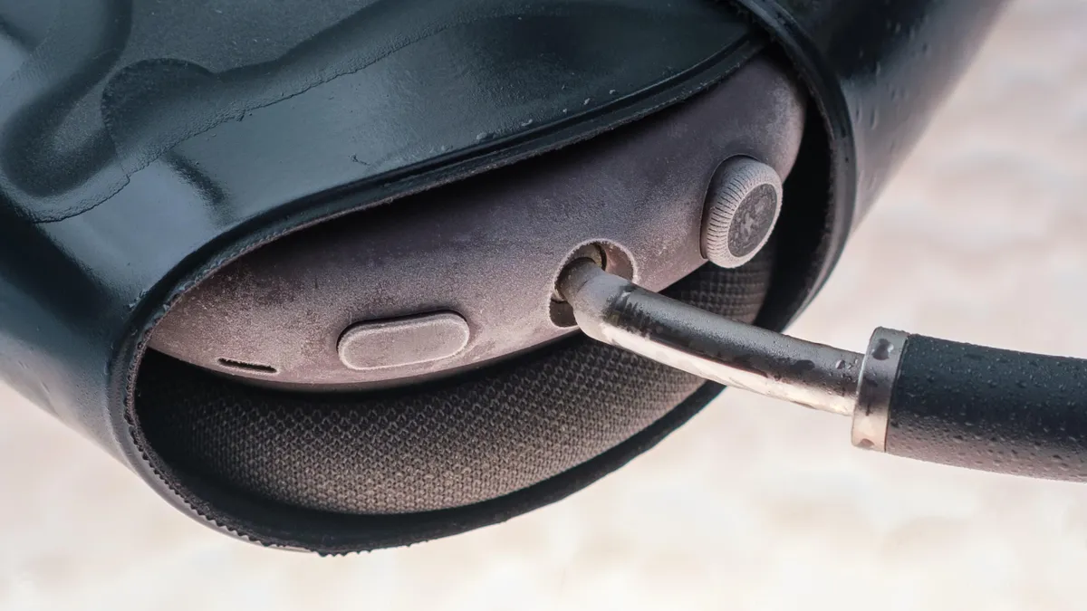修复苹果AirPods Max“变砖”偏方：放进冰箱冷冻半小时有望复活