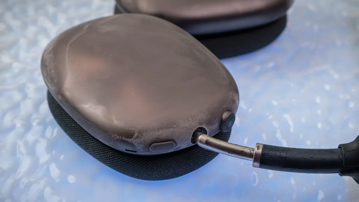 修复苹果AirPods Max“变砖”偏方：放进冰箱冷冻半小时有望复活