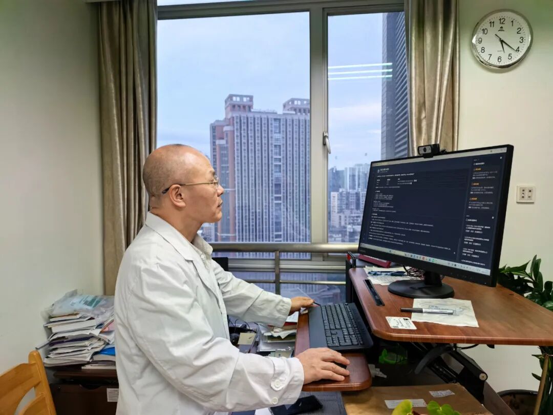 邓春华教授在使用未来医生AI工作室 · 临床决策AI助手进行决策辅助