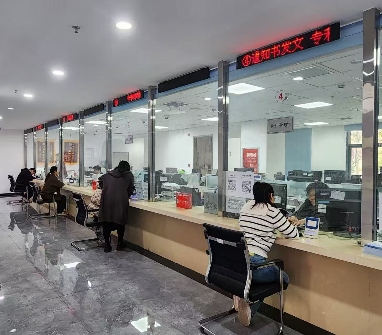 图为天津代办处服务窗口　　资料图