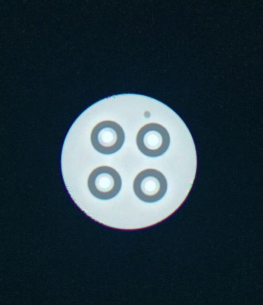 图1 自主设计超低损耗四芯光纤截面图。