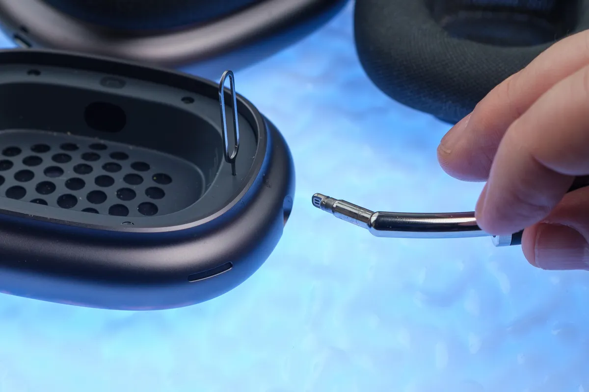 修复苹果AirPods Max“变砖”偏方：放进冰箱冷冻半小时有望复活
