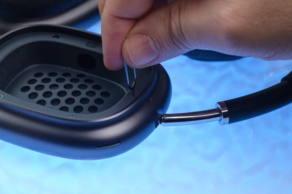 修复苹果AirPods Max“变砖”偏方：放进冰箱冷冻半小时有望复活