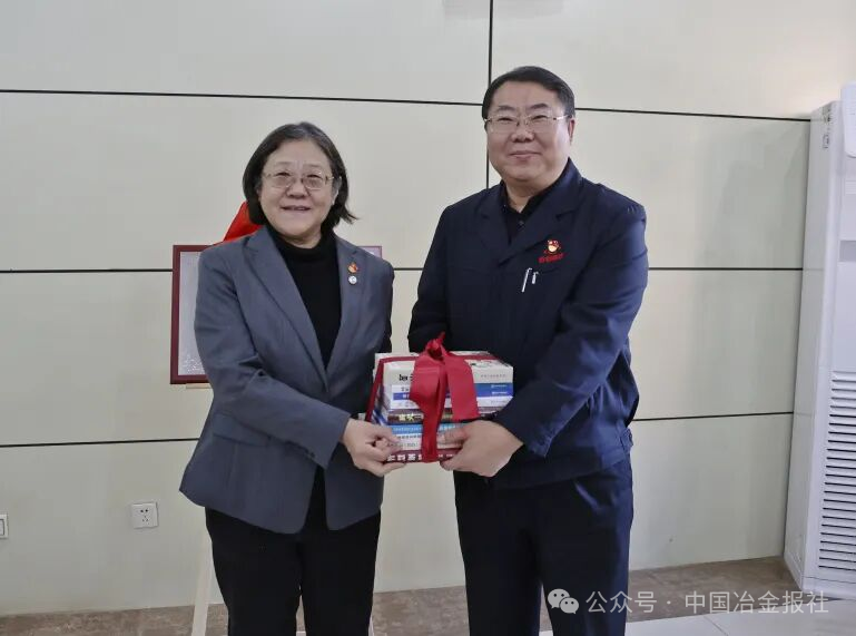 图为陈琢向首钢矿业“红色钢铁书屋”赠书