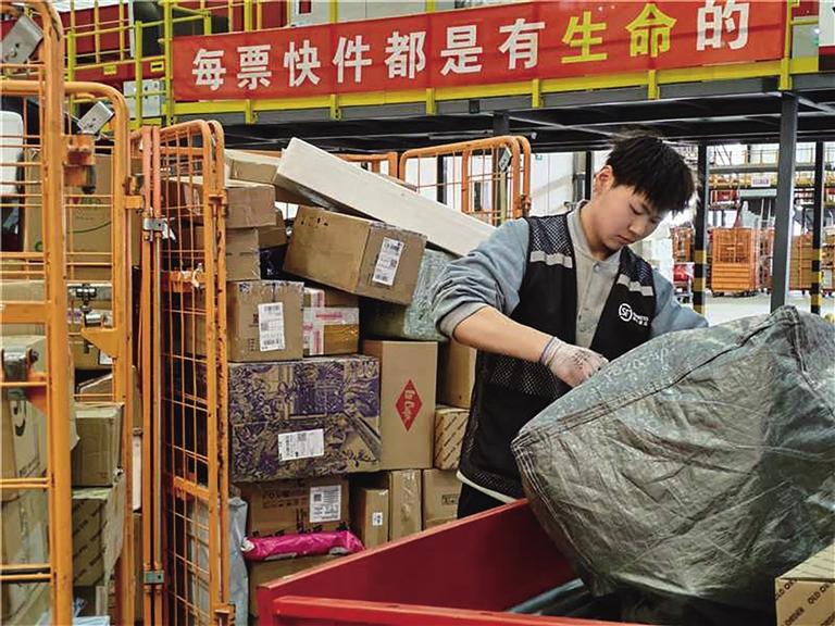 兰州物流企业依托智能与网络，让市民尽享高效便捷的物流服务。 记者 周靖博 摄
