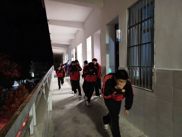 房县土城中学开展夜间消防演练 淬炼师生实战能力