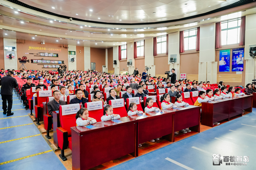 领导、专家、嘉宾和观演学生兴致勃勃地观看参演剧目