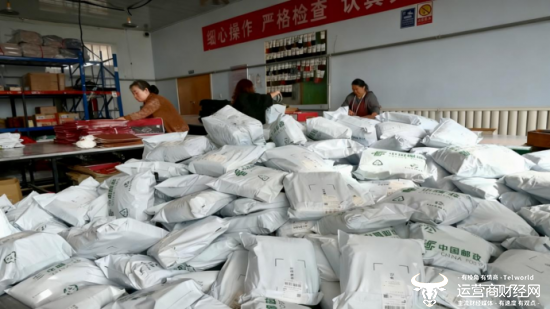 ▲仓库内，发往全国的衣服快件正在分拣。郝宇宙|摄