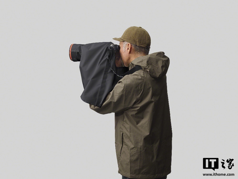 ▲ S 码防雨罩可配合手持拍摄安全使用
