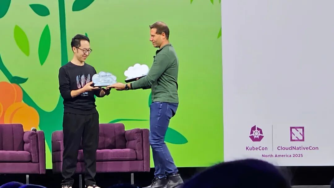 ▲ CNCF 毕生树立奖授奖（左：王泽锋右：Chris Aniszczyk，CNCF CTO）