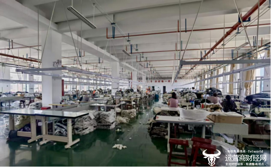 ▲郝宇的驼绒服加工厂生产线。郝宇宙|摄