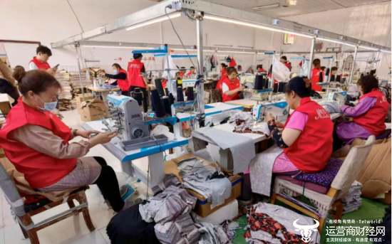 ▲工人在产线加工驼绒服。郝宇宙|摄