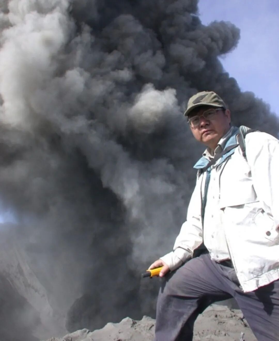 △岳中琦在火山噴發(fā)現(xiàn)場。受訪者供圖。