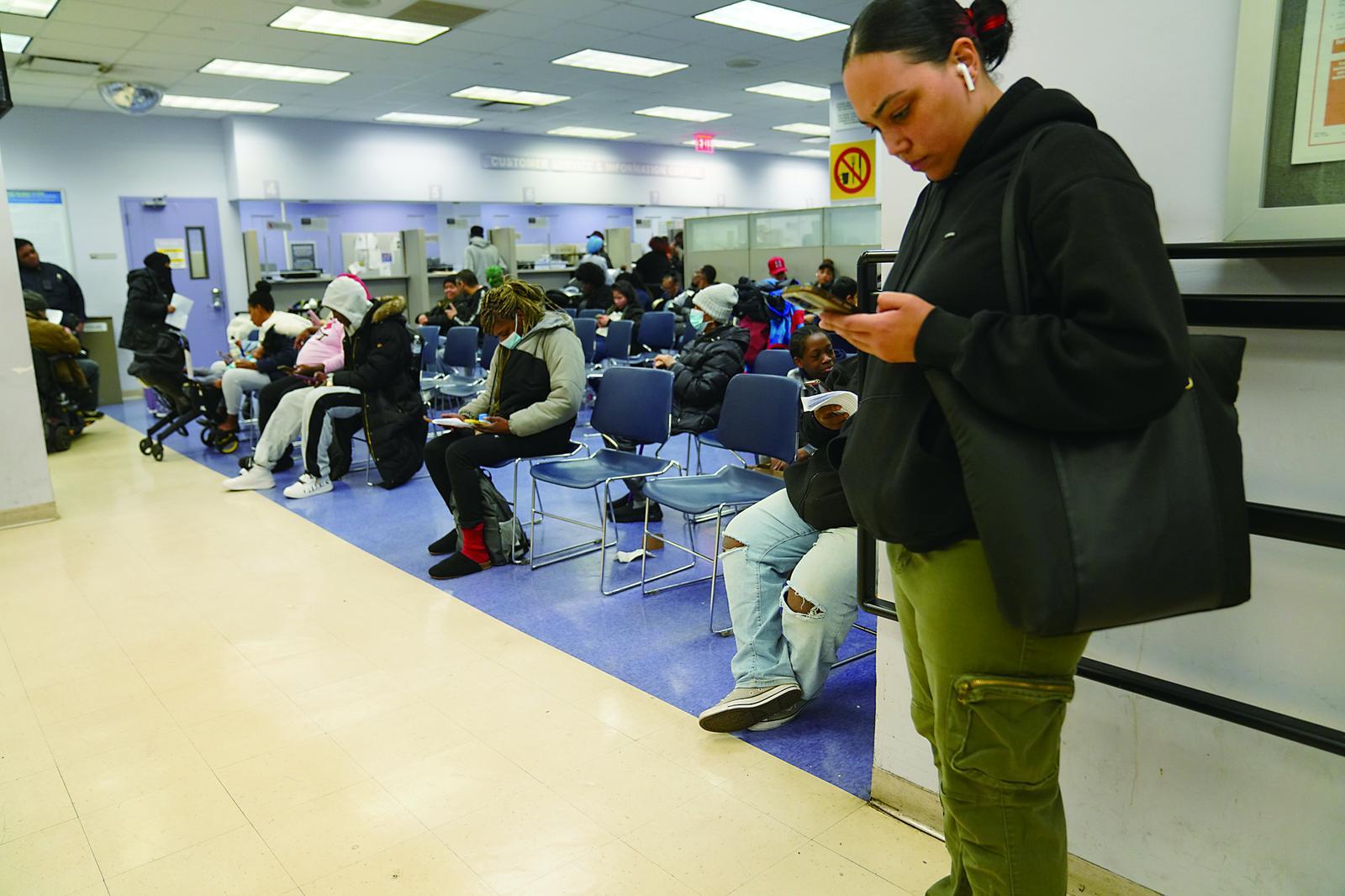 人們在美國紐約市社會服務局就業(yè)中心等待