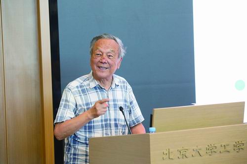 ▲武际可在科普讲座现场。