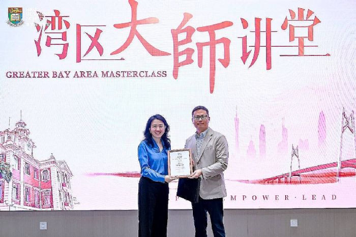 图/香港大学经管学院战略合作关系主管、深圳校区副主任闫肃博士向刘倩博士赠送感谢状