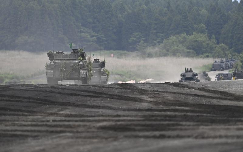 ▲当地时间2025年6月8日，日本静冈县，日本自卫队在富士山下举行为期数天的年度军事演习。图/IC photo
