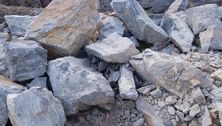 四川馬爾康通報紅旗橋發(fā)生垮塌：山體變形加劇滑塌造成，無人員傷亡