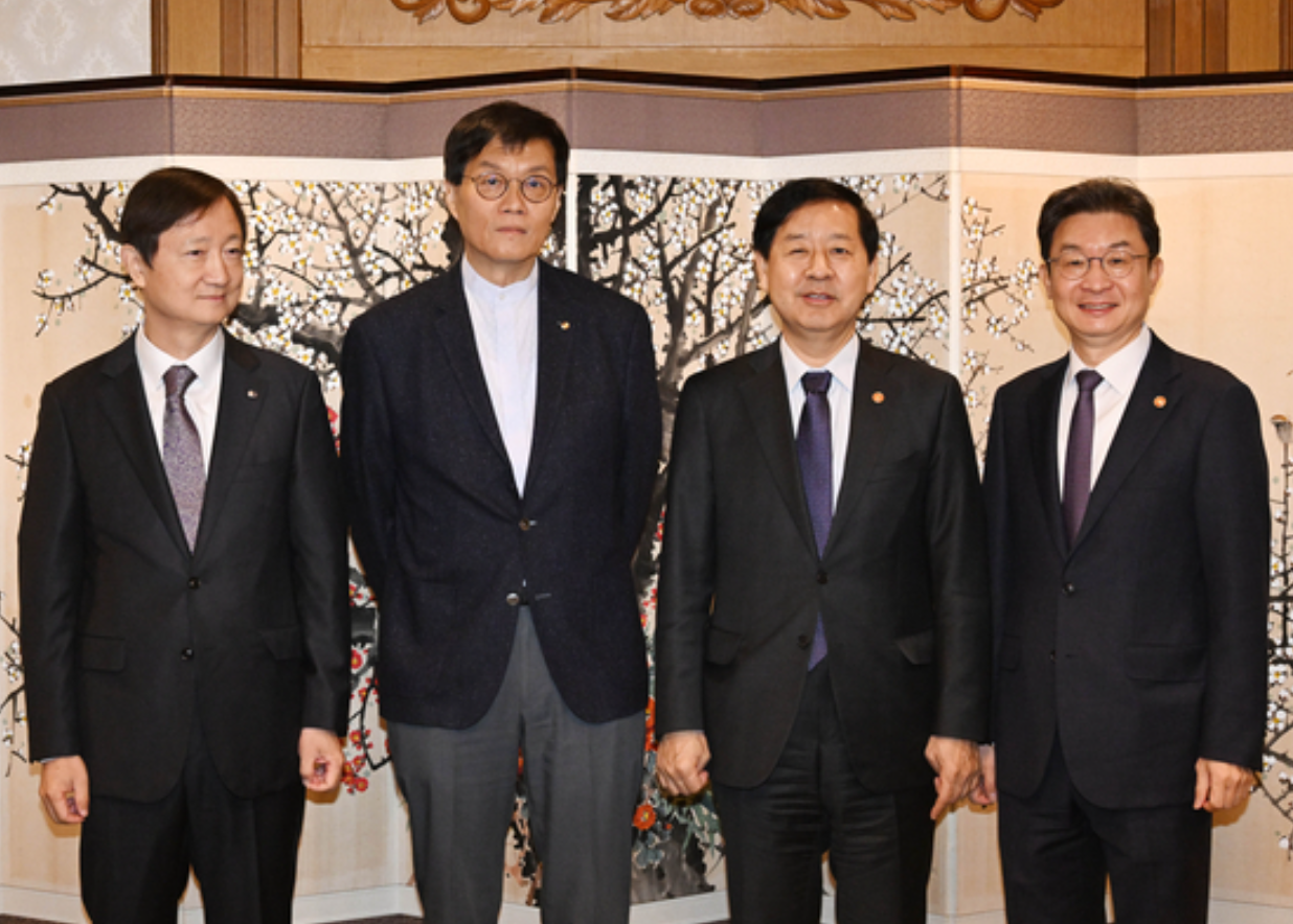 （左起：李粲珍、李昌镛、具润哲、李亿远，来源：韩国企划财政部）