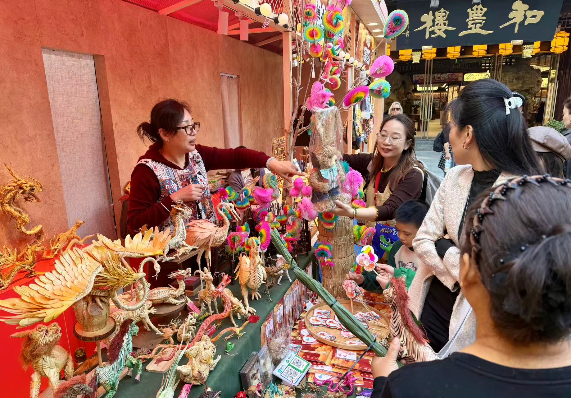 “青春造物场”守艺亦破圈，豫园为全球宾客打造沉浸式“中国非遗体验场”|非遗_新浪财经_新浪网