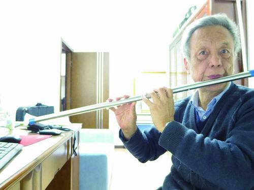 ▲武际可为写科普文章用不锈钢管做的笛子。