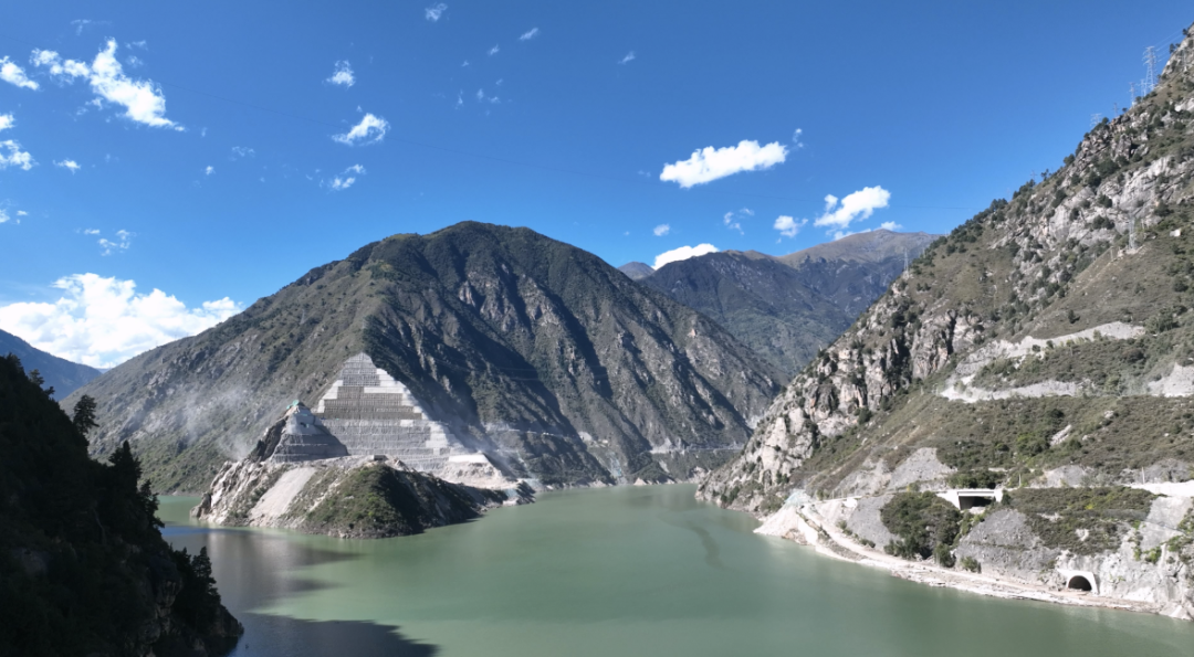 △?雙江口水電站啟動二期蓄水。圖源/中國電建
