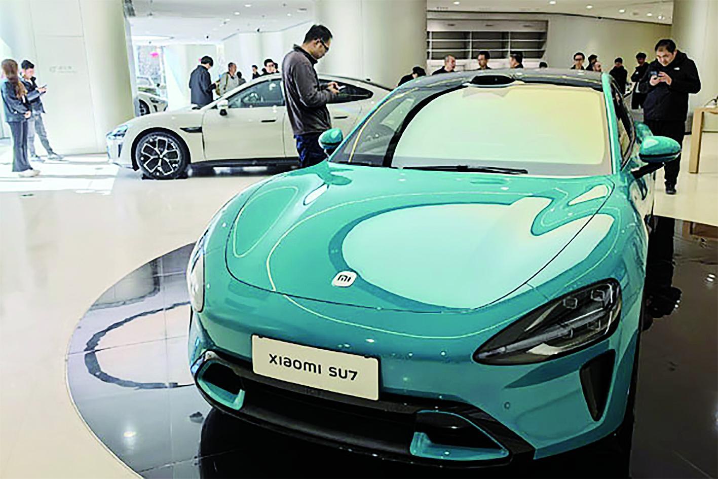 在北京一家小米汽车零售门店内，消费者在了解小米SU7汽车。 新华社发