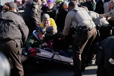 美国芝加哥移民设施外爆发冲突 21名示威者被捕