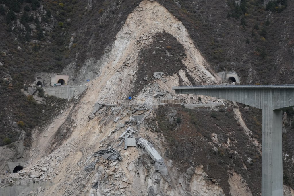 复盘四川双江口垮桥：货车司机发现裂缝后上报，官方快速管制免于伤亡