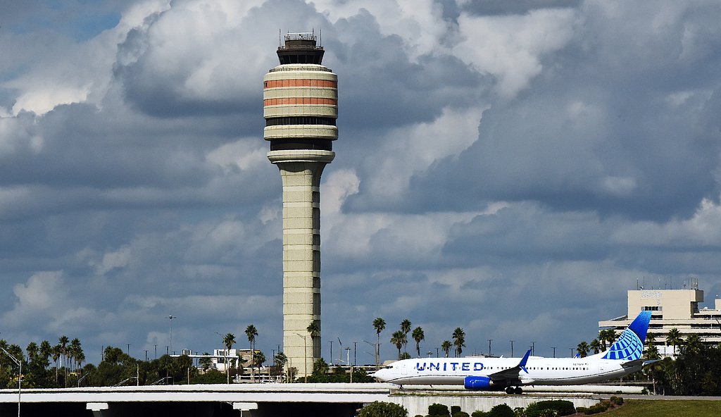 美国部分空管人员获补发“停摆”期间七成薪资