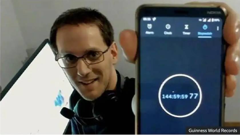 切佩展示他的紀錄。圖據(jù)英國廣播公司（BBC）