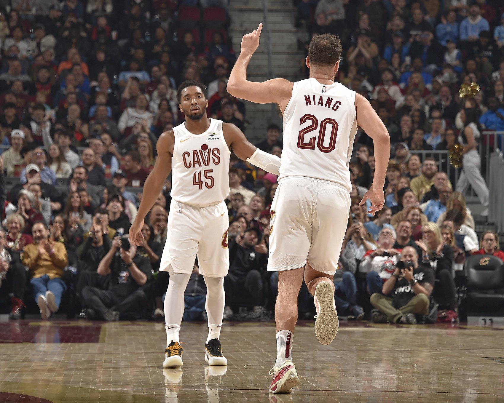 左脚应力性反应&本季还未出战！Scotto：尼昂一周后接受复查