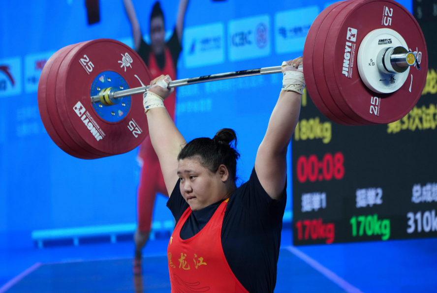 李闫和李雯雯在全运会上比了比