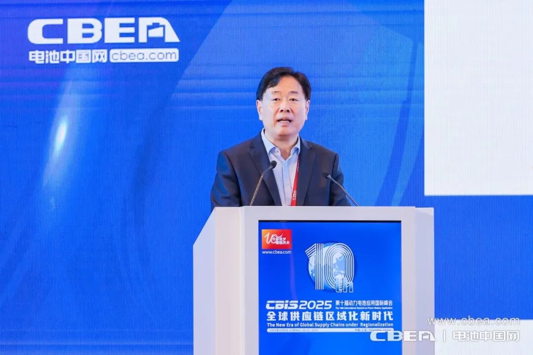 图为中国化学与物理电源行业协会秘书长王泽深致辞