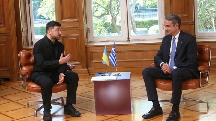 △乌克兰总统泽连斯基（左）与希腊总理米佐塔基斯（右）