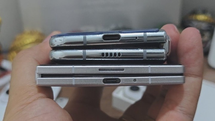 ▲ 上：初代 Galaxy Z Fold，下：Galaxy Z Fold 7，图源：YouTube @FavoriteTechX