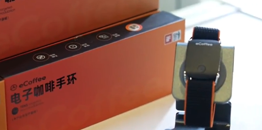 “赛博悬梁刺股”“牛马自购鞭子”，电子咖啡手环遭网友吐槽，医生提醒：这些人要高度警惕