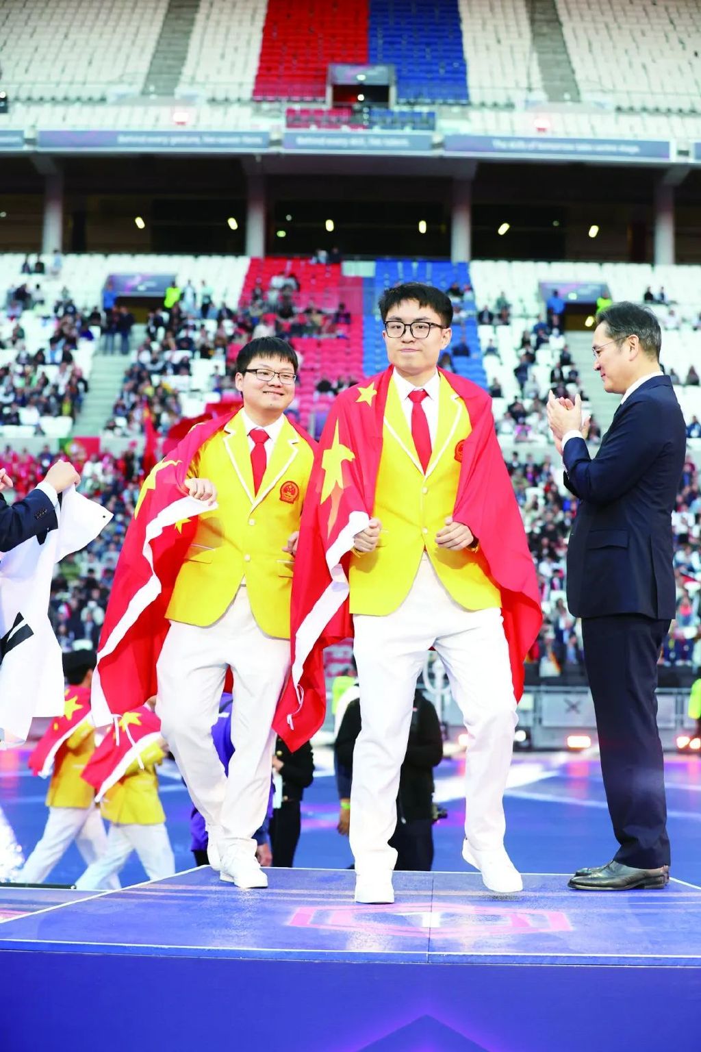 潘朝阳（中）与罗自立（左一）。图片来源：劳动午报