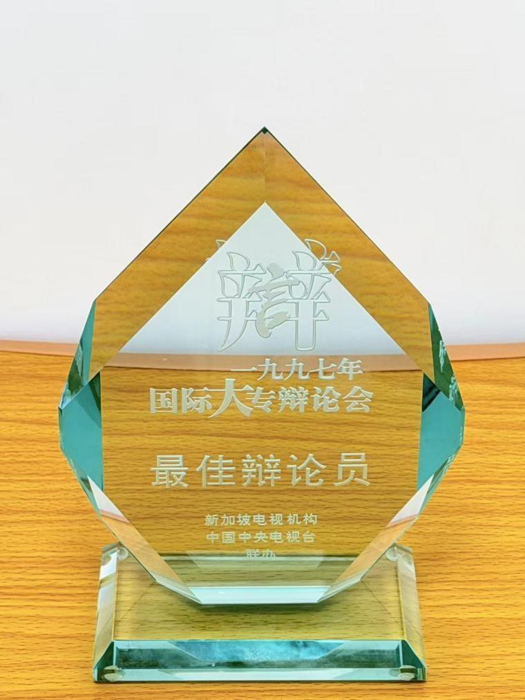 ▲王慰卿（左二）在校期间参加国际大专辩论赛