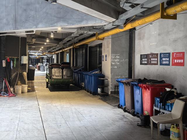 圖為天安千樹商場(chǎng)的垃圾房，圖上貼墻擺放的是240升的標(biāo)準(zhǔn)垃圾桶。