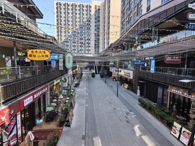 圖為龍湖上海閔行星悅薈商場(chǎng)內(nèi)的餐飲企業(yè)。