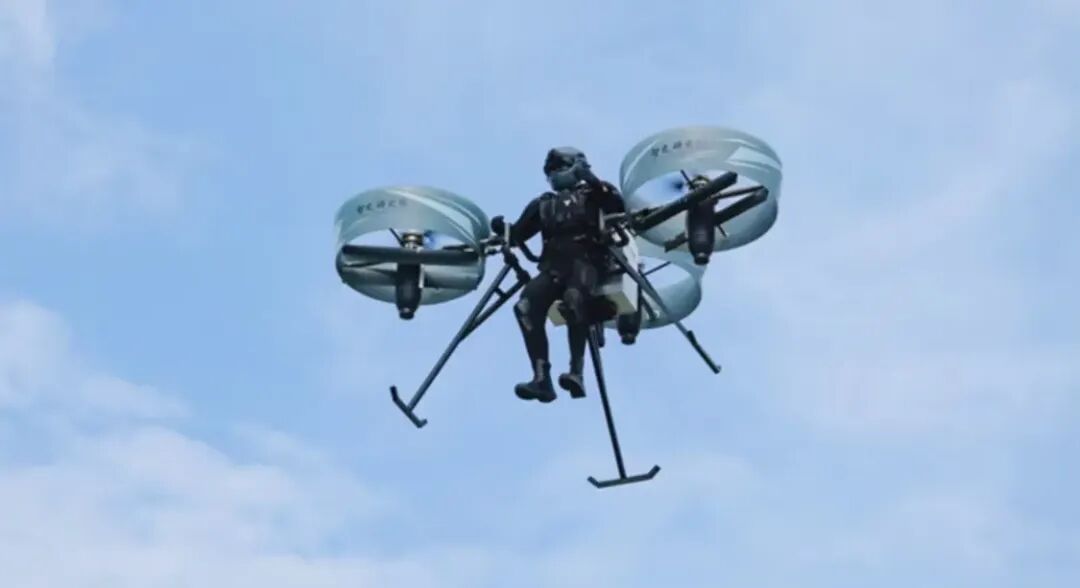 （在杭州西湖区云栖小镇的试飞场，一位“试飞员”全副武装，酷似“钢铁侠”。图源：杭州智元研究院）